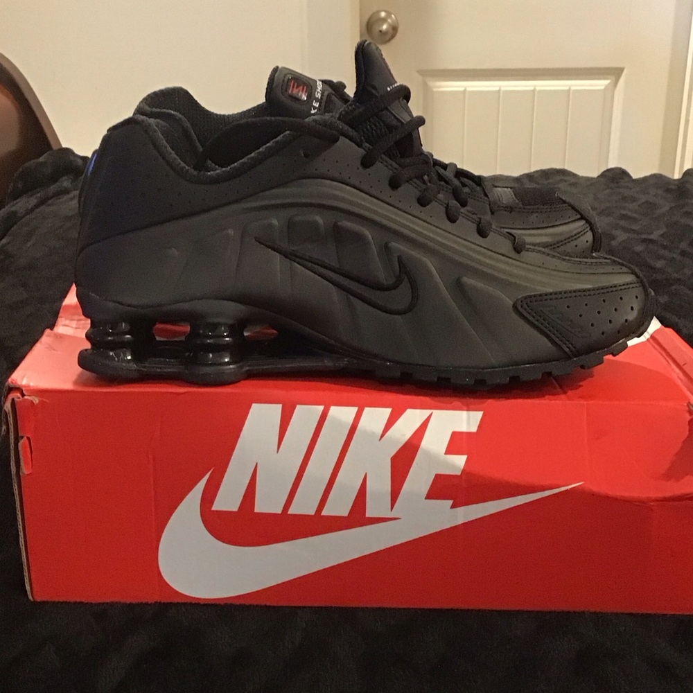 Nike Triple Black Shox Sneakers